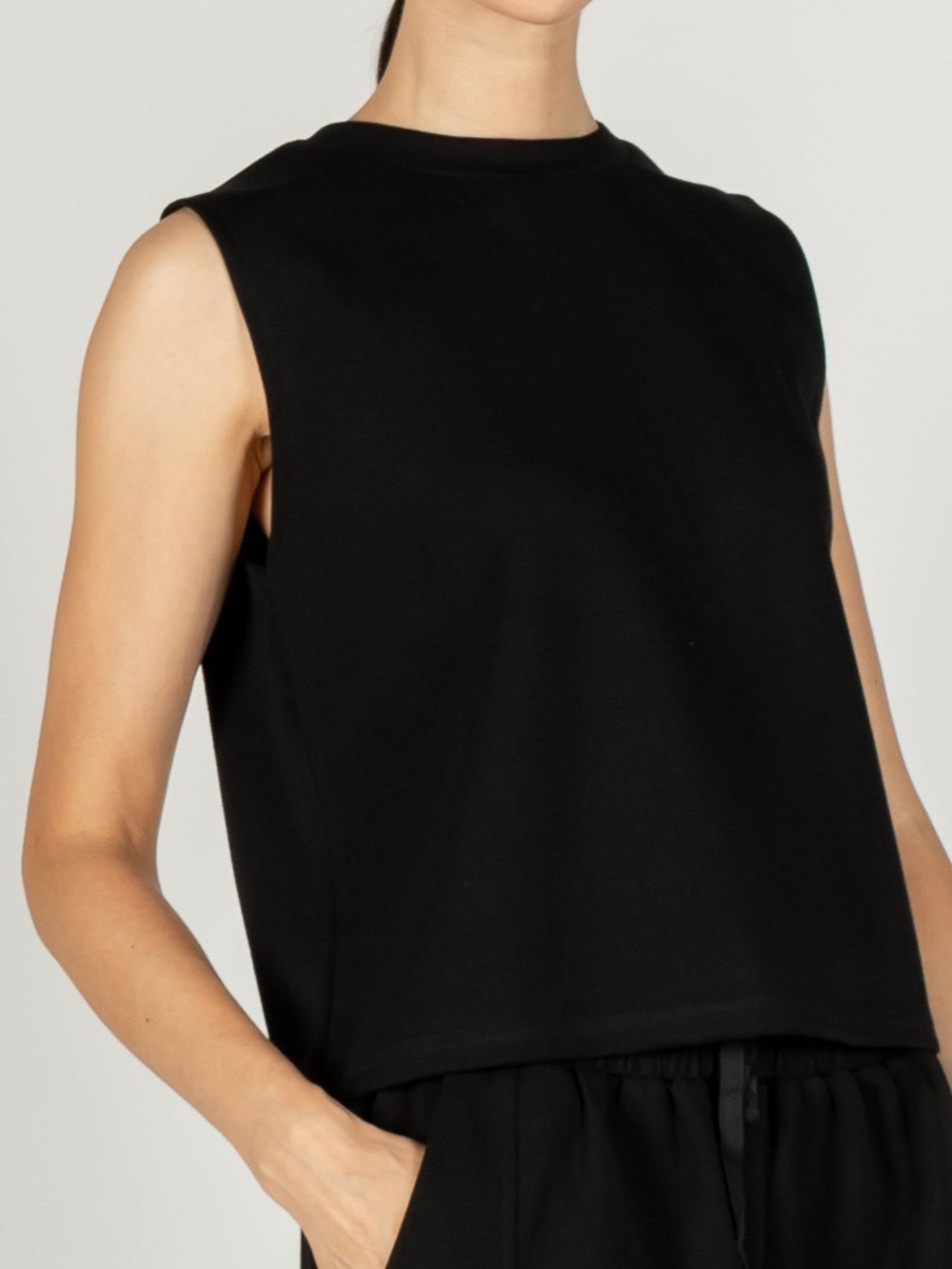 P. CILL Birdie Round Neck Boxy Tank Top - Black - XS
